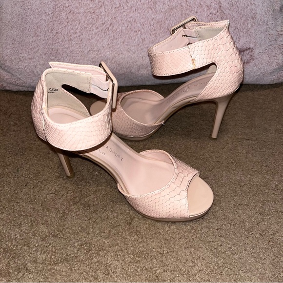 Chinese Laundry size 7.5 women’s pale pink snakeskin platforms - Picture 2 of 12